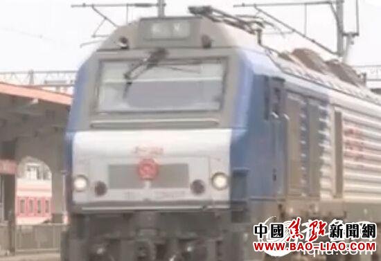 按规定,货运列车行经客运站时,要减速缓慢驶过,以确保安全。(视频截图)