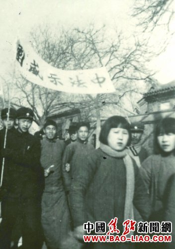 �й����µ�Ա��������ǰ��Ůѧ�����μ�һ����һ���˶�����ʾ����Ƭ��