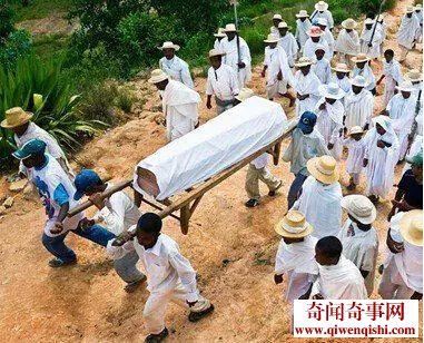 �������ţ��Ĵ�Ů�ӱ�����һ���ں�ӹײ��︴��