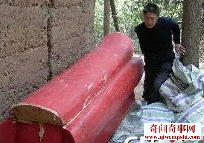 �������ţ��Ĵ�Ů�ӱ�����һ���ں�ӹײ��︴��