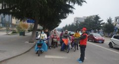 山东乳山:志愿者上街劝导交通违法