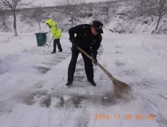 乳山交警积极应对首场降雪全力维护辖区交通安全