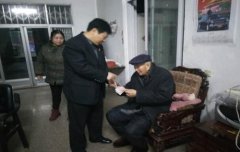 潢川法院执行法官连夜上门为老军人送执行款