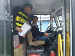 德江大队对农村幼儿园校车进行大“体检”