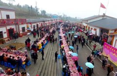 四川兴文:33对新人举办集体婚礼 苗族原生态婚俗成亮点