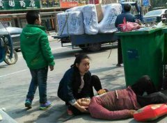 老人口吐白沫躺倒街头 潢川好心市民将其送医