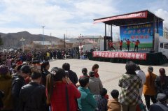扎兰屯市乌兰牧骑进村屯“展演”让农牧民看“大戏”
