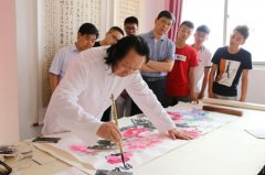 著名国画家张君芳亲临潢川进行绘画艺术交流