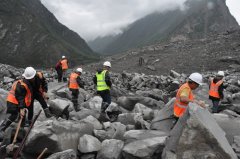 中铁十七局全力投入茂县山体垮塌救援