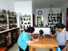 涪陵:七旬夫妇以捡石头为乐 30年收藏500多枚奇石