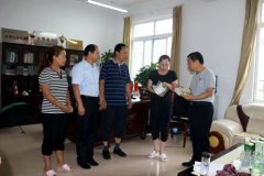 冯新龙、陈国太向潢川县实验中学捐赠图书