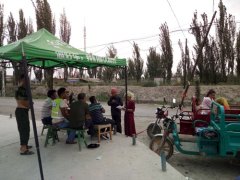 新疆沙雅县音其开村设立交通安全劝导站