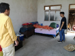 新店镇驻村干部真情帮助五保户排忧解难