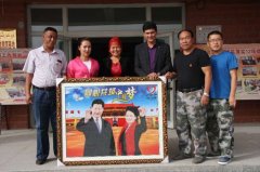 新疆沙雅:一面包含深情的十字绣匾