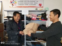 扎兰屯市红卫村“爱心衣柜”赢得贫困户“点赞”