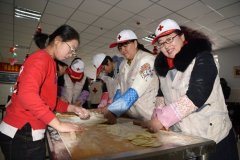 扎兰屯市红十字会志愿者为敬老院孤寡老人包饺子“过小年”