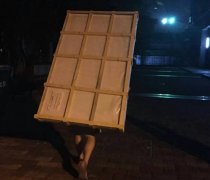 强烈谴责美国向老百姓乱发钱!