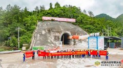 衢丽铁路新进展:首座千米级邻近营业线施工隧道贯通