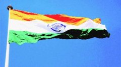 屡屡被风刮破 印度在印巴边界升起一面经过缝补的国旗